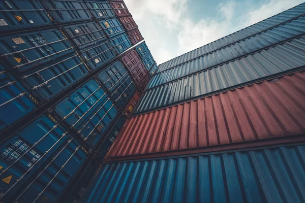 Last container för utrikes sjöfart på hög stack titta upp från marken — Stockfoto
