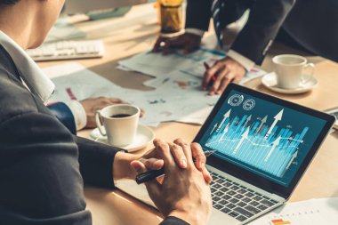 Yaratıcı bilgisayar yazılımı ile teknolojiyi analiz eden iş görsel verileri