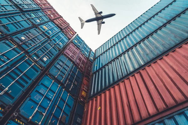 Aereo merci che vola sopra il container di spedizione oltremare — Foto Stock