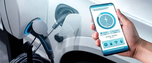 EV-laadstation voor elektrische auto met mobiele app-weergavestatus — Stockfoto