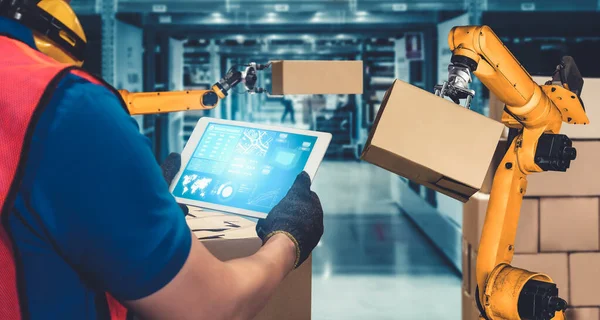 Smart robot arm systems for innovative warehouse and factory digital technology — Stock Photo, Image