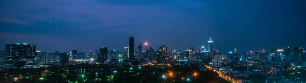 Paisagem urbana noturna e edifícios altos no centro da cidade de metrópole — Fotografia de Stock