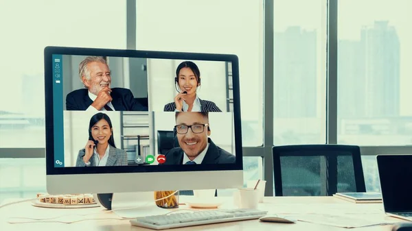 Réunion des gens d'affaires par vidéoconférence sur un lieu de travail virtuel ou un bureau distant — Photo