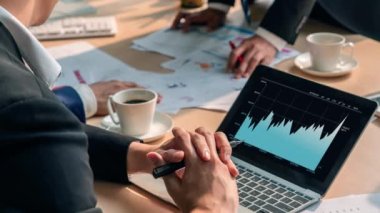 Yaratıcı bilgisayar yazılımı ile teknolojiyi analiz eden iş görsel verileri