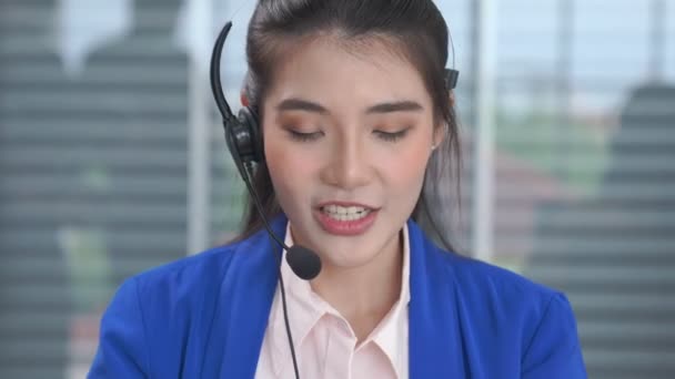 戴着耳机在办公室积极工作的女商人 — 图库视频影像