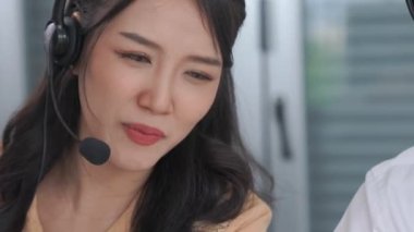 Kulaklık takan iş adamları ofiste aktif olarak çalışıyorlar.