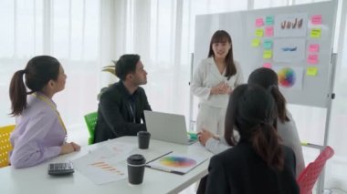 Yetenekli iş kadını takım liderinin iş projesi sunumu