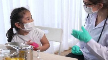Liseli kız, aşı için yetenekli doktoru hastanede ziyaret ediyor.