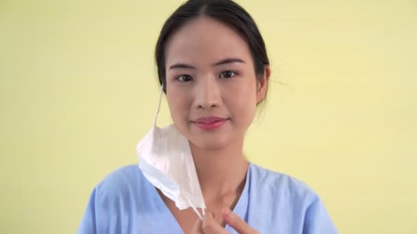 Jong aziatische vrouw opstijgen gezicht masker verwijderen van gezicht — Stockvideo