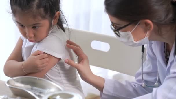 Escola menina visita médico habilidoso no hospital para vacinação — Vídeo de Stock