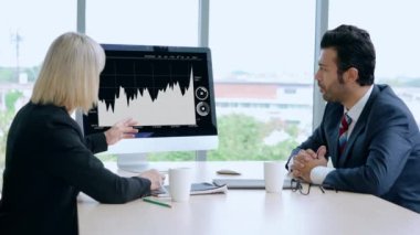 Yaratıcı bilgisayar yazılımı ile teknolojiyi analiz eden iş görsel verileri