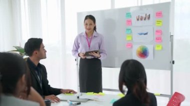 İş kadını, iş projesinde yeterlilikle yer alırsa ekipten kutlamalar aldı