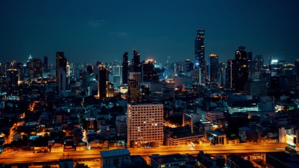 Temps de transition de jour et de nuit du paysage urbain et des bâtiments de la métropole — Video