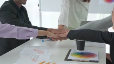 İş adamları proje başarısını ofis işyerinde başarıyla kutladılar