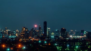 Metropolis şehir merkezindeki hızlandırılmış gece manzarası ve yüksek binalar