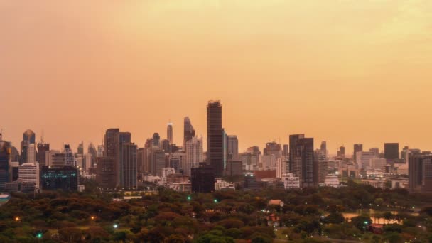 Caducidad del tiempo de transición diurna y nocturna del paisaje urbano y los edificios de la metrópoli — Vídeos de Stock