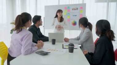 İş kadını, iş projesinde yeterlilikle yer alırsa ekipten kutlamalar aldı