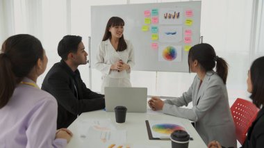 Yetenekli iş kadını takım liderinin iş projesi sunumu