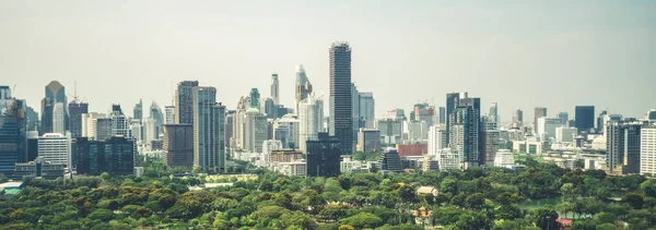 Parque público e edifícios altos paisagem urbana no centro da cidade de metrópole — Fotografia de Stock