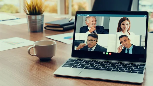 Réunion des gens d'affaires par vidéoconférence sur un lieu de travail virtuel ou un bureau distant — Photo