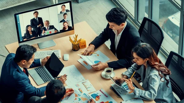 Skupina videohovorů business people meeting na virtuálním pracovišti nebo vzdálené kanceláři — Stock fotografie