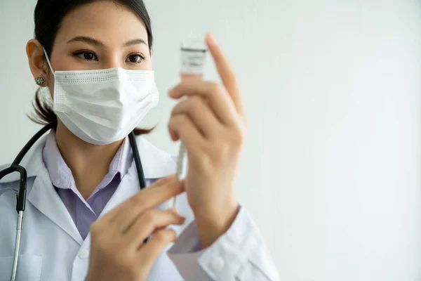 Un medico esperto prepara il vaccino con competenza prima dell'iniezione — Foto Stock