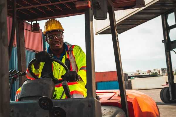Tersanede forklift kullanan Afrikalı Amerikalı bir adam.