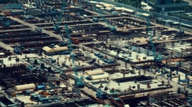 Metropolis 'te ağır inşaat makineleri olan büyük bir şantiye.