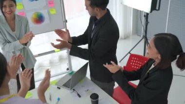 İş kadını, iş projesinde yeterlilikle yer alırsa ekipten kutlamalar aldı