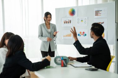 İş adamları daire içinde otururken iş projesini ustaca tartışıyor