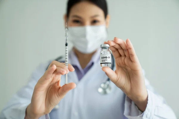 熟练的医生在注射疫苗前熟练地准备疫苗 — 图库照片