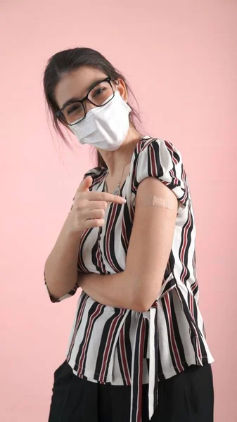 Junge Frau zeigt fröhlich COVID-19 Impfverband — Stockfoto