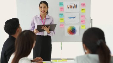 Yetenekli iş kadını takım liderinin iş projesi sunumu