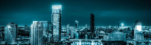 Paysage urbain et immeubles de grande hauteur filtrés en bleu dans le centre-ville de la métropole — Photo