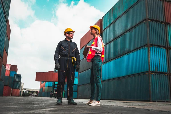 Pracovník v průmyslu spolupracuje se spolupracovníkem v zámořských loděnicích — Stock fotografie
