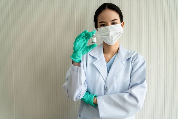 Skillful doctor prepare vaccine proficiently before injection — Stock Photo, Image