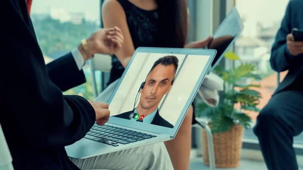 Videogespreksgroep zakenmensen ontmoeten elkaar op virtuele werkplek of kantoor op afstand — Stockfoto