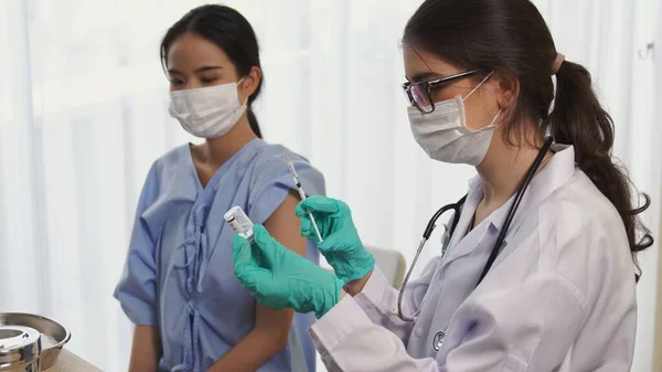 Mujer joven visita al hábil médico en el hospital para vacunarse —  Fotos de Stock
