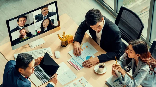 Grupo de videollamadas: reunión de empresarios en un lugar de trabajo virtual u oficina remota — Foto de Stock