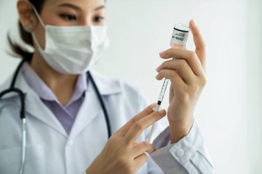 Yetenekli doktor aşıyı enjeksiyondan önce yeterince hazırlayın.