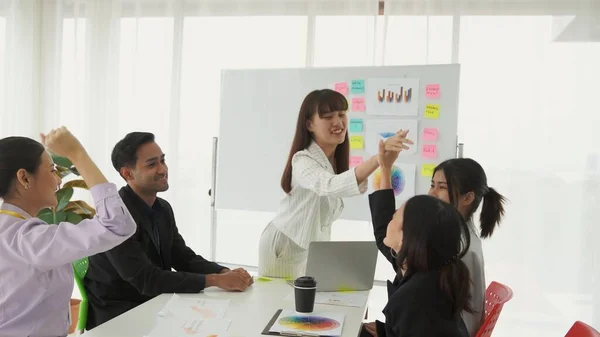 Os empresários celebram proficientemente o sucesso do projeto no local de trabalho do escritório — Fotografia de Stock