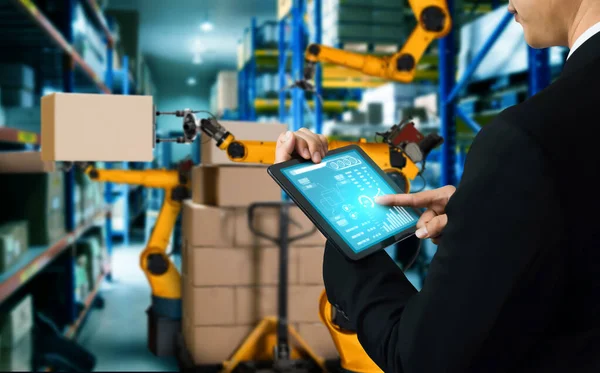 Smart robot arm systems for innovative warehouse and factory digital technology — Stock Photo, Image