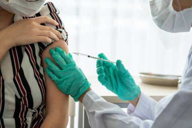 Genç bayan, aşı için yetenekli doktoru hastanede ziyaret ediyor.