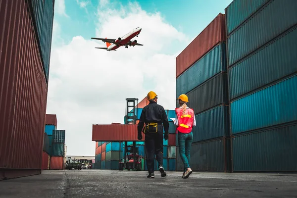 Trabajador industrial trabaja con su compañero de trabajo en el puerto de contenedores de envío en el extranjero — Foto de Stock