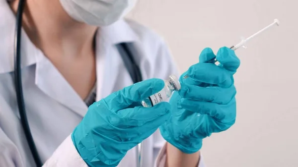 El médico competente prepara la vacuna con competencia antes de la inyección — Foto de Stock