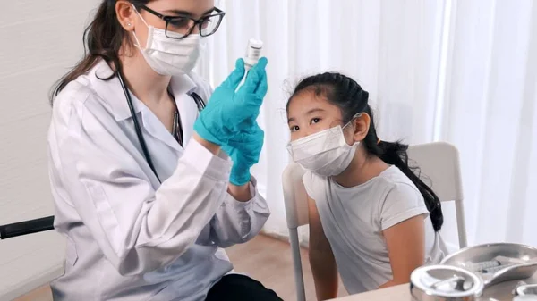 School meisje bezoekt bekwame arts in het ziekenhuis voor vaccinatie — Stockfoto