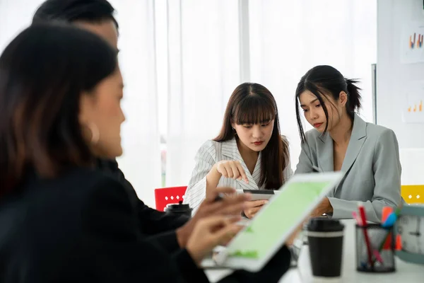 Empresária em reunião de negócios usando computador proficientemente no escritório . — Fotografia de Stock