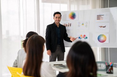 İş adamları daire içinde otururken iş projesini ustaca tartışıyor