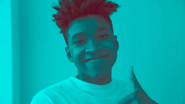 Duotone of halve toon portret van jonge Afrikaanse Amerikaanse man in studio — Stockfoto