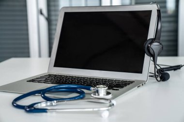 Klinikteki kulaklık ve doktor ekipmanları hasta için aktif destek için hazır.